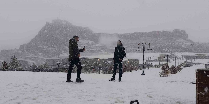 Kars Sokakları Beyazla Kaplandı.. Yurttaşlar Fotoğraf Çekmeye Akın Etti!