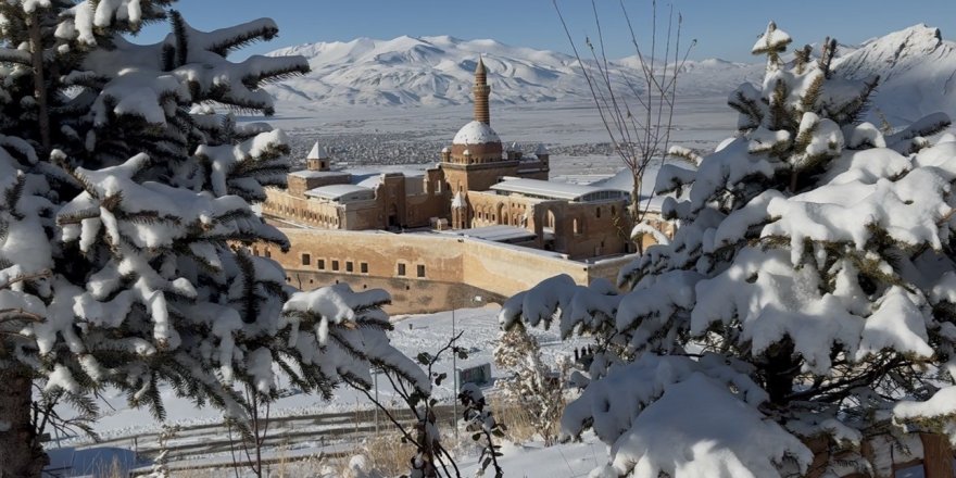 Tarih Beyaza Büründü.. Kar, İshak Paşa Sarayı’nı Masal Diyara Çevirdi!