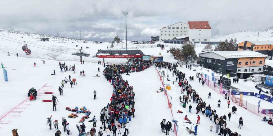 Erciyes’te Hafta Sonu Yoğunluğu.. Teleferiklerde Uzun Kuyruklar!