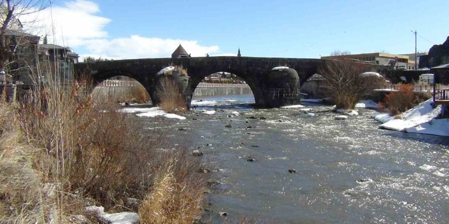 Kars Çayı’nda Erken Bahar.. Zemheri Beklenirken Buzlar Çözüldü!