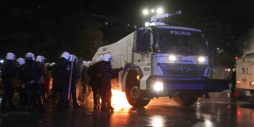 Arnavutluk’ta Hükümet Karşıtı Protestocular İle Polis Arasında Çatışma