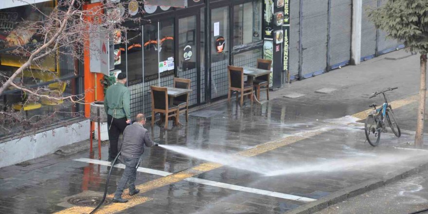 'Soğuk Hava'da Solüsyonla Kaldırım Yıkama.. Kars'ta Temizlik Çalışması Tepki Çekti!