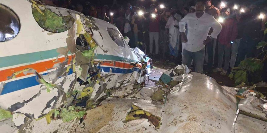 Hindistan’da İçerisinde 7 Kişinin Bulunduğu Ambulans Uçak Düştü