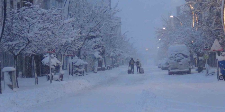 Kars Beyaza Gömüldü.. 40 cm Kar, Eğitime Ara ve 77 Köy Yolu Kapalı!