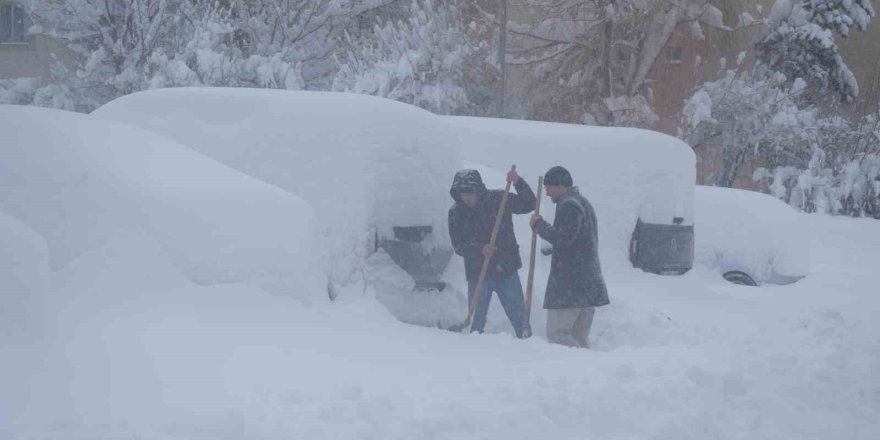 Kar Yağışı Erzurum’u Felç Etti.. Okullar Tatil, Yüzlerce Köy Yolu Kapandı!