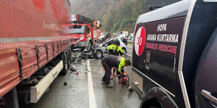 Hopa’da Feci Kaza.. Park Halindeki TIR’a Çarpan Otomobilde 2 Can Kaybı!
