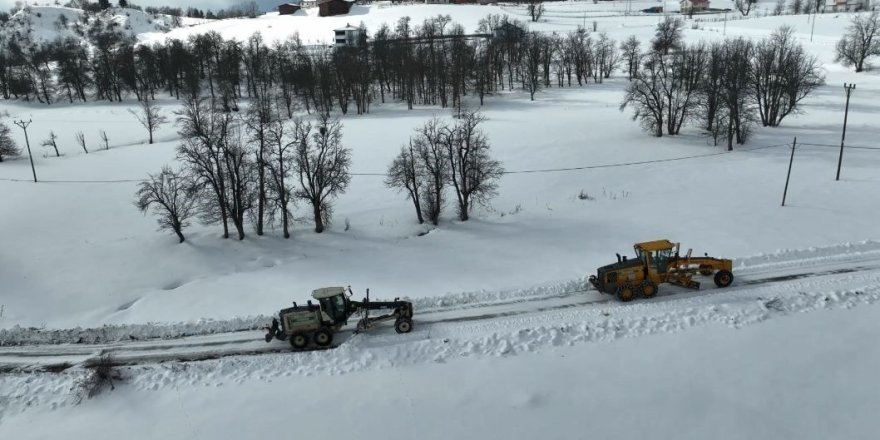 Artvin’de Kar Yağışı Köy Yollarını Kapattı.. Ekipler Seferber Oldu!