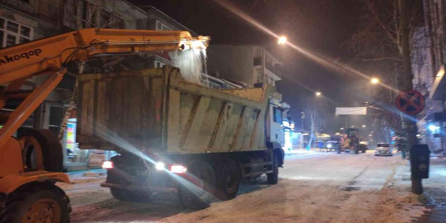 Ardahan’da Kar Mesaisi.. Onlarca Kamyon ‘Kar’ Şehir Dışına Taşındı!