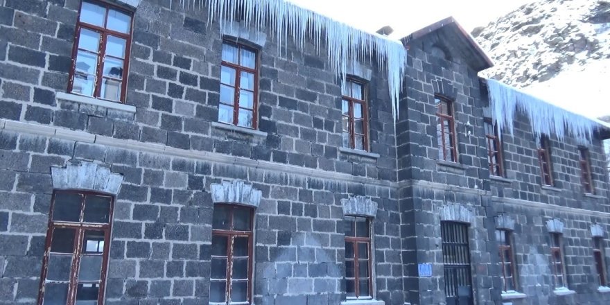 Kars’ta Dondurucu Soğuk.. Eksi 15’te Araçlara Battaniyeli Önlem!