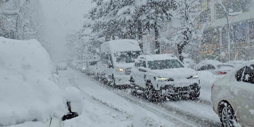 Tatvan’da Kar Kalınlığı 1 Metreye Ulaştı.. Köy Yolları Kapandı!
