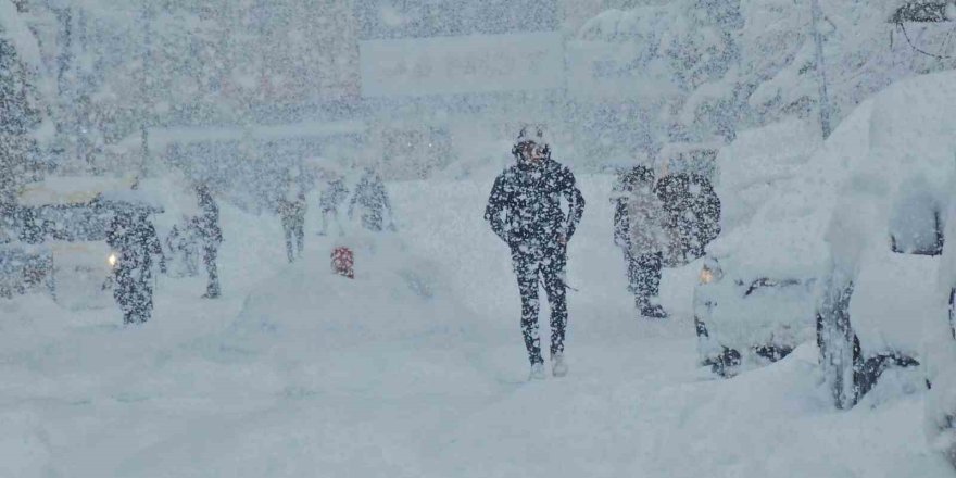 Tatvan’da Kar Kalınlığı 1 Metreye Ulaştı.. Köy Yolları Kapandı!