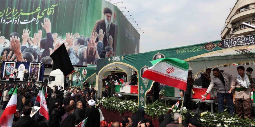 Tahran’da Binlerce Kişi Sokaklara Çıktı.. İranlı Üst Düzey Komutanlar İçin Cenaze Töreni!