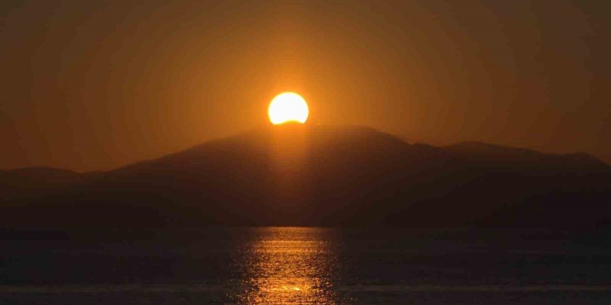 Van Gölü’nde Görsel Şölen.. Gökyüzü Kızılın Her Tonuna Büründü!
