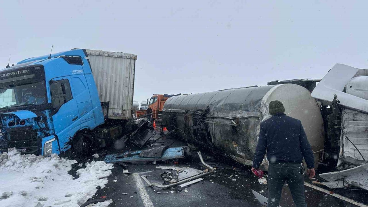 Kars’ta Zift Yüklü Tanker Devrildi.. Zincirleme Kazada 2 Kişi Yaralandı!