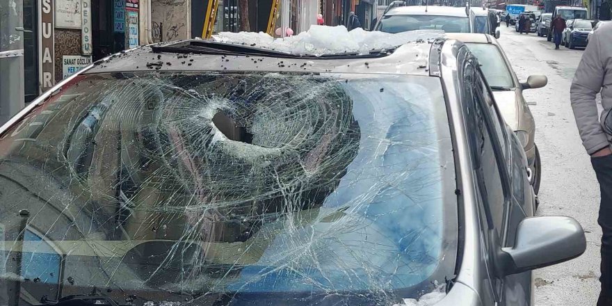 Erzurum’da Çatıdan Düşen Kar Ve Buz Kütleleri Tehlike Saçıyor