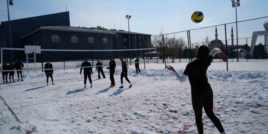 Kampüste Kar Voleybolu Heyecanı