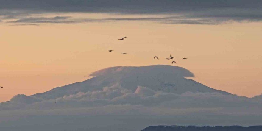 Süphan Dağı Zirvesindeki Bulut Denizi Mest Etti