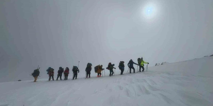 12 Dağcı Zirveye Metreler Kala Geri Döndü.. Süphan Dağı’nda Tipi Engeli!