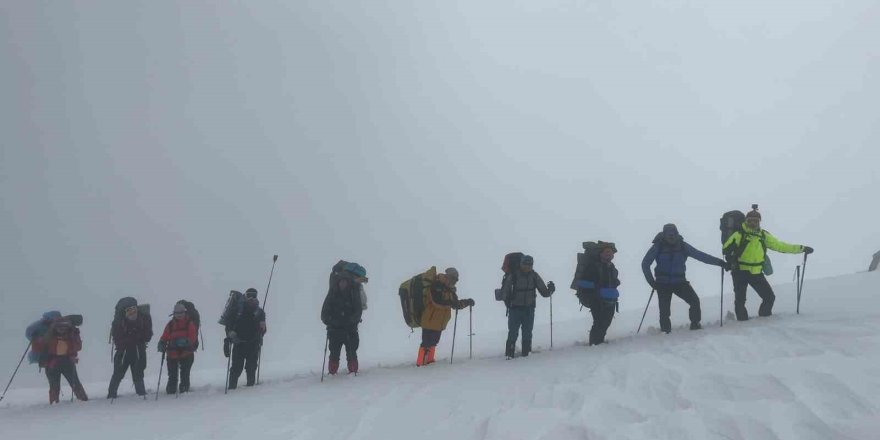 12 Dağcı Zirveye Metreler Kala Geri Döndü.. Süphan Dağı’nda Tipi Engeli!