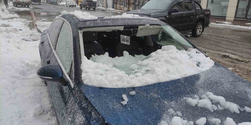 Üzerine Çatıdan Kar Kütlesi Düşen Otomobil Kullanılamaz Hale Geldi
