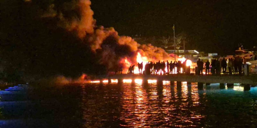 Muğla'nın Bodrum İlçesinde Marinada Yangın.. 5 Tekne Alevlere Teslim!