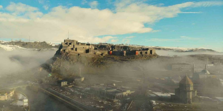 Sis Bulutları Kars Kalesi’ni Gizledi.. Drone Görüntüleri Büyüledi!