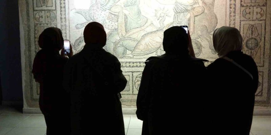 Çingene Kızı’na Büyük İlgi.. Zeugma Müzesi’nde Bayram Yoğunluğu!
