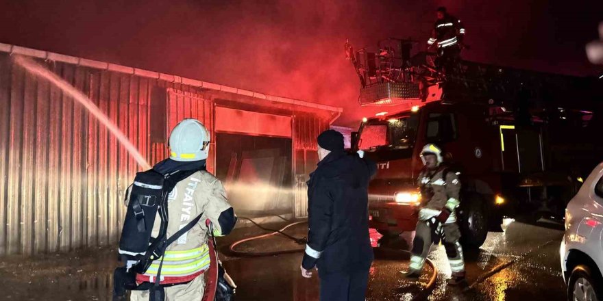 Edirne Sanayi Sitesi'ndeki Mobilya Atölyesinde Yangın