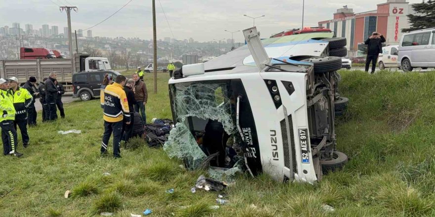 Yarışmadan Dönen Öğrencileri Taşıyan Midibüs Şarampole Devrildi: 9’u Öğrenci 15 Yaralı