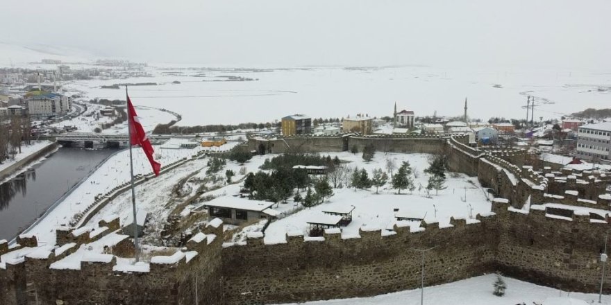 Ardahan Beyaza Büründü.. Tarihi Kale Kartpostallık Görüntüler Sundu!