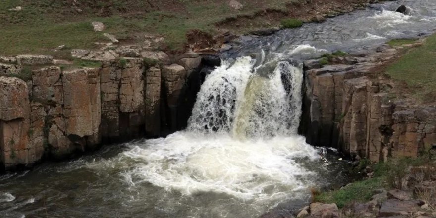 Eriyen Karlar Yıldızlı Şelalesi’ni Canlandırdı.. Kar Sularıyla Çoştu!