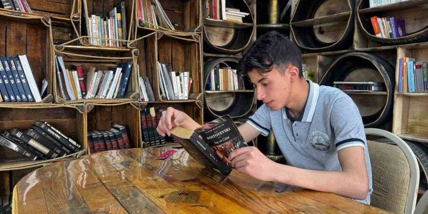 Atık Malzemelerle Kurulan Kütüphane Öğrencilerin Yeni Yaşam Alanı Oldu