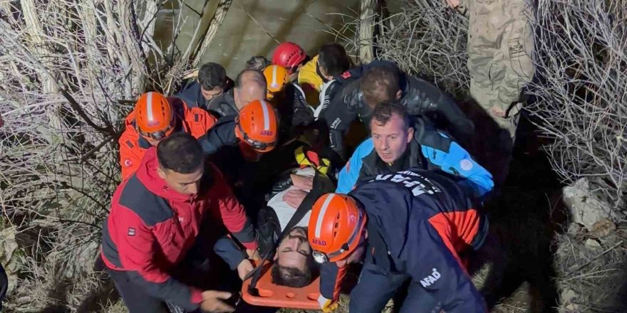 Köprüköy’de Can Pazarı.. Araç Aras Nehri’ne Uçtu, Sürücü Son Anda Kurtarıldı!