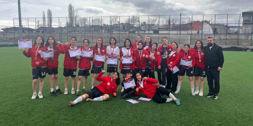 Ağrı’nın Gururu.. Kız Futbol Takımı Türkiye Finallerine Adını Yazdırdı!