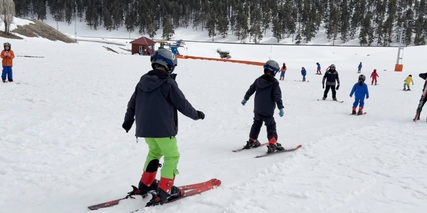 Nisan’da 2 Metre Kar.. Kars’ın Çocukları Sarıkamış’ta Kayakla Buluşuyor!
