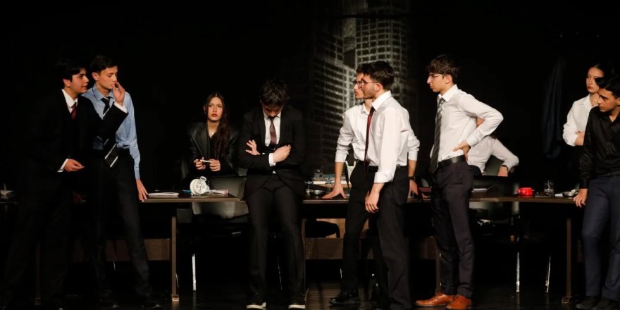 Erzurum Lisesi Öğrencilerinden Anlamlı Sahne: "12 Öfkeli" Büyük Beğeni Topladı