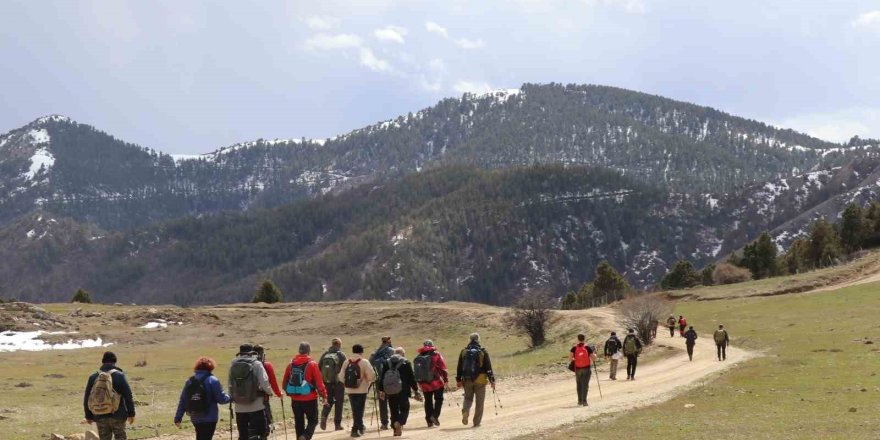 Erzurum Oltu’da ‘Doğa Tutkunları’nın Bahar Yürüyüşü