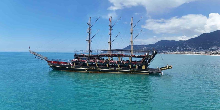 Alanya’da Erken Yaz Görüntüleri: 21 Dereceyi Gören Denize Koştu