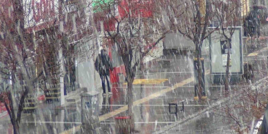 Kars’ta Nisan Ortasında Kış Geri Döndü.. Kar Yağışı Etkisini Artırıyor!