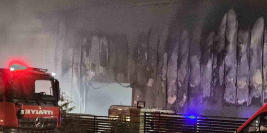 ‘İlaç Fabrikası’nda Korkutan Yangın.. Tesis Kullanılamaz Hale Geldi!