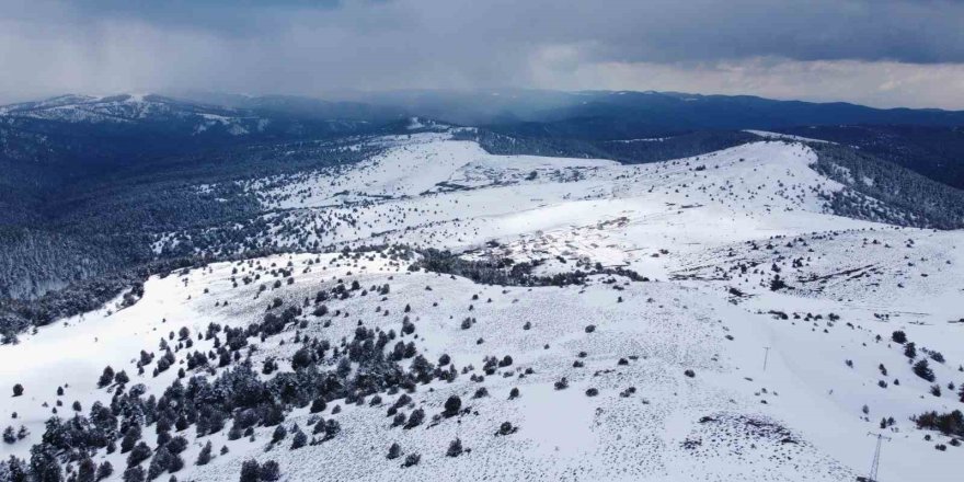 Kar Manzarası İçin 2 Bin 77 Metreye Çıkıyorlar