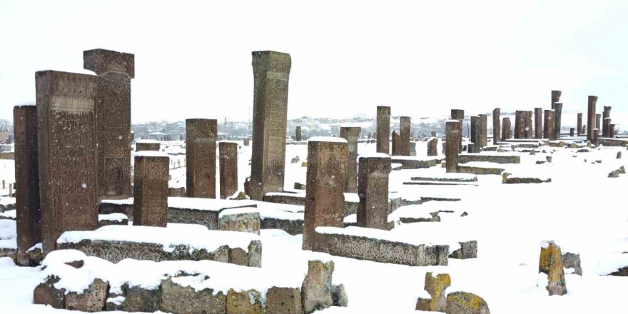 Ahlat’ın Tarihi Mekanlarında Kar Güzelliği