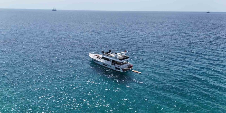 Hava Sıcaklığının 24 Dereceye Yükseldiği Alanya’da Sahiller Doldu