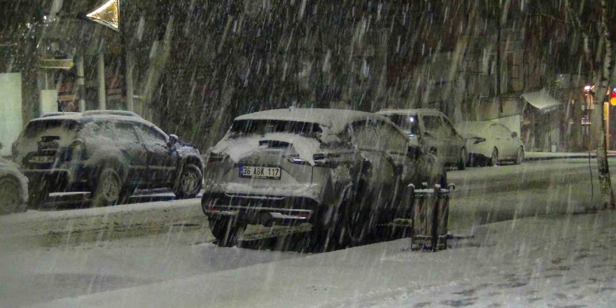 Bahar Beklenirken Kış Geri Döndü.. Kars’ta Lapa Lapa Kar!