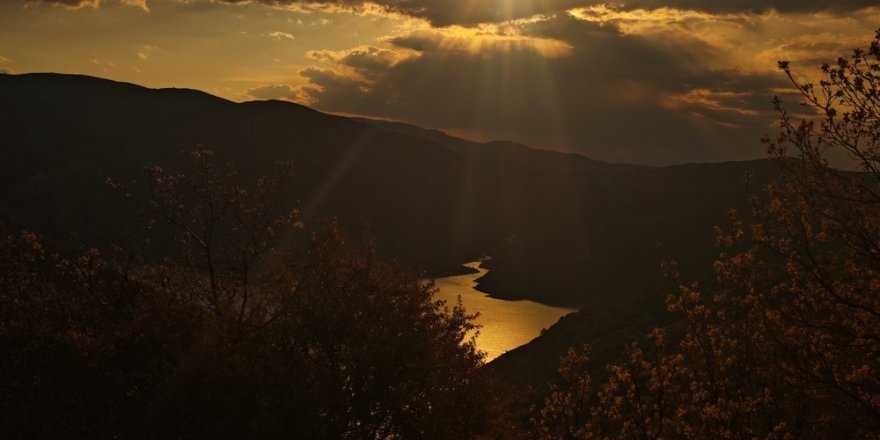 Baharın Gelişiyle Keban Baraj Gölü’nde Eşsiz Manzara