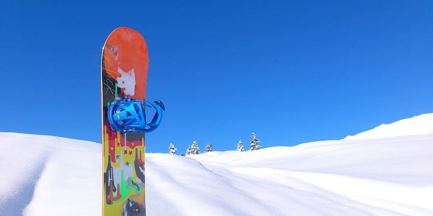 Sarıkamış’ta Baharın Ortasında Zirveye Yürüyüş.. ‘Snowboard’la Nefes Kesen İniş!