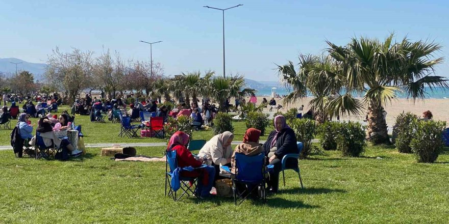Samsun’da Sıcak Hava Etkisi: Sahil ve Parklar Dolup Taştı