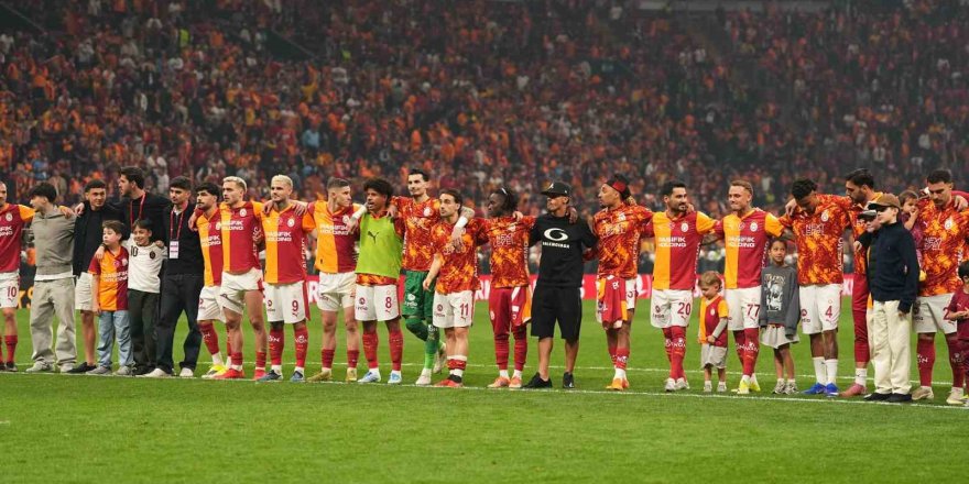 Galatasaray, Derbi Galibiyetini Taraftarıyla Kutladı