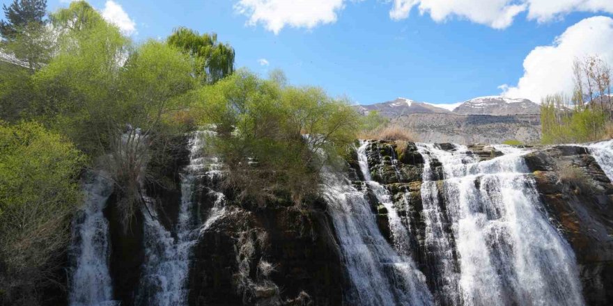 Erzurum'un Doğa Harikası Tortum Şelalesi Baharın Gelişiyle Coştu