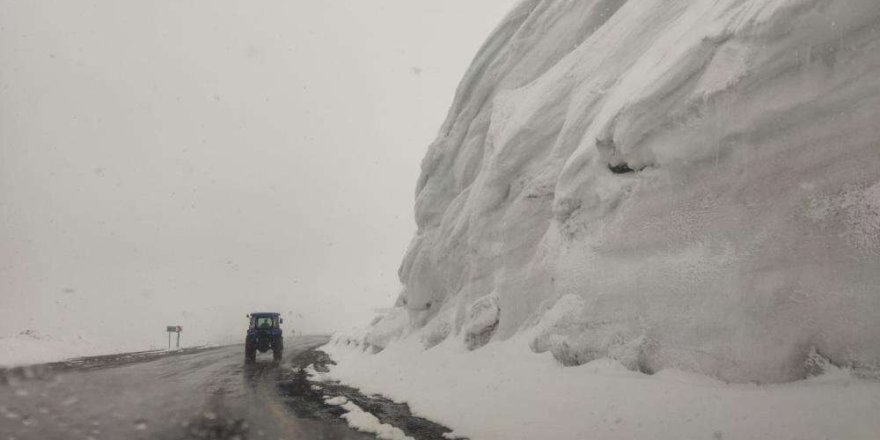 Bahar Yolda, Kış Zirvede.. Ilgar Geçidi’nde Kar Kalınlığı Şaşırtıyor!